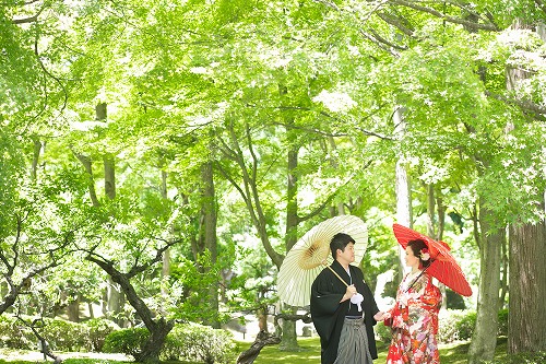 番傘を持った新郎新婦
